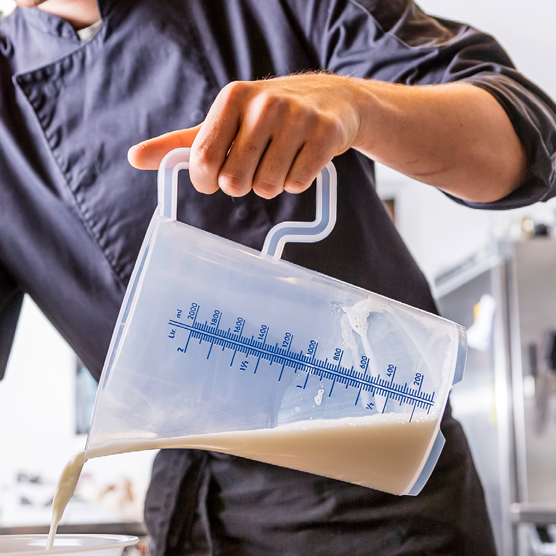 Measuring cups and measuring scoops