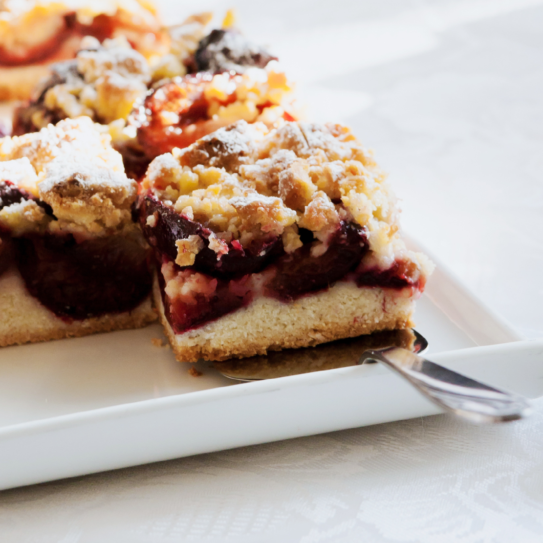 Cake servers, pastry tongs and other small items